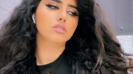 مودل آش في ظهور جريء من حوض الإستحمام